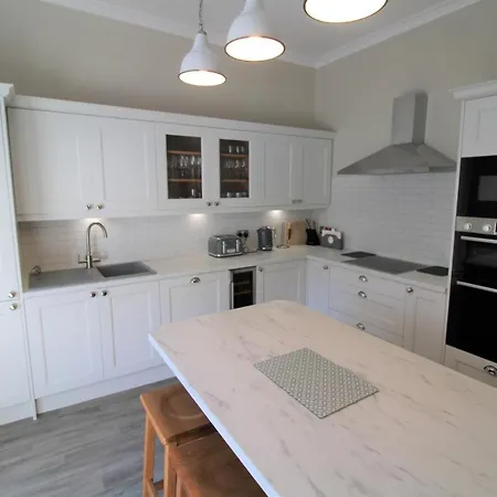 Bakers Rest Ideal For 2 Families Centrally Located In With Walks From The Door *