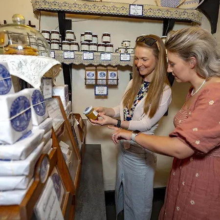 Bakers Rest Ideal For 2 Families Centrally Located In With Walks From The Door *